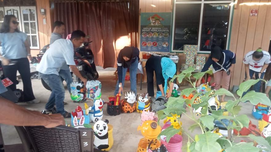 LOMBA MEMBUAT POT DARI BARANG BEKAS DALAM RANGKA PERSIAPAN LOMBA KAMPUNG BERAGAM